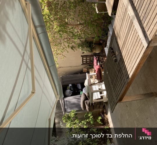 סוכך בד בצבע בהיר עם מסגרת מתכת